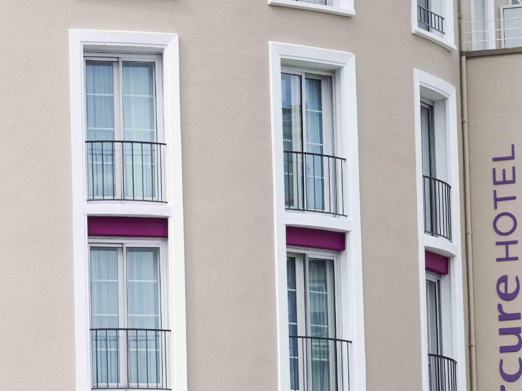 a facade of a building with windows and balconies at Hotel Mercure Brest Centre Les Voyageurs in Brest