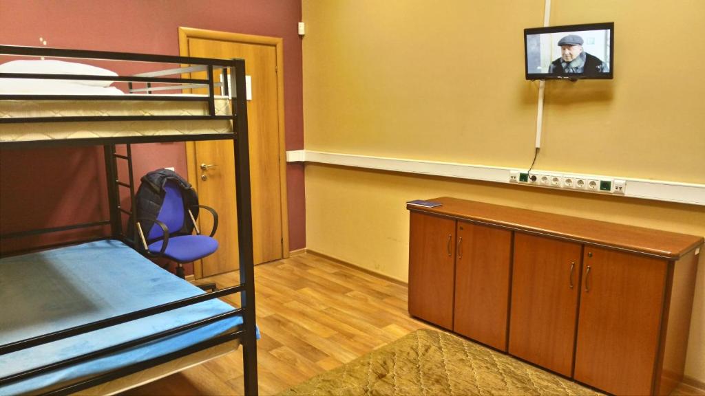 モスクワにあるTravel Inn Aviamotornayaの二段ベッド1組、壁にテレビが備わる客室です。