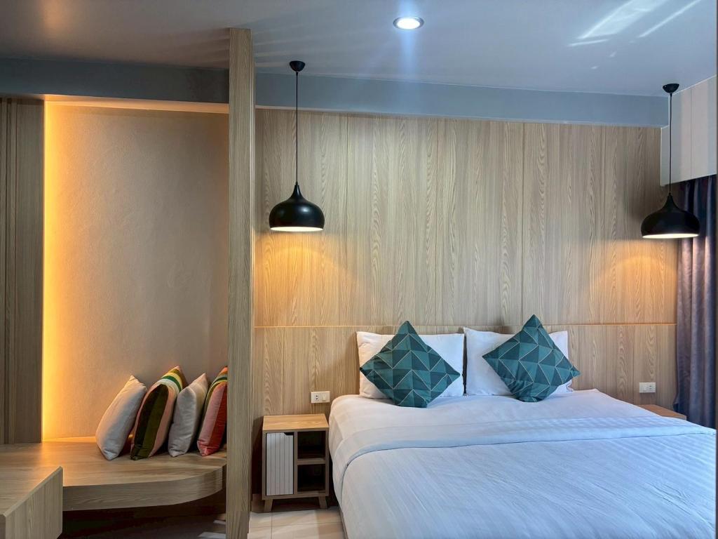 a bedroom with a bed and two pendant lights at Bangkok Boutique Hotel Future Park Rangsit in Pathum Thani