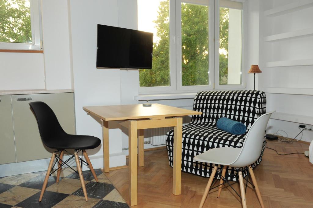 Televízia a/alebo spoločenská miestnosť v ubytovaní Studio Iwicka