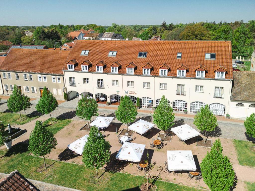 an aerial view of a large building with a courtyard at Hotel Landhaus Wörlitzer Hof in Oranienbaum-Wörlitz