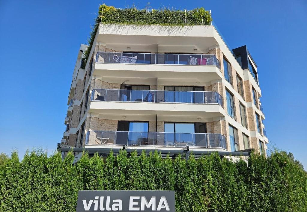 a tall building with ivy on the side of it at Beach apartments Ema in Kranevo