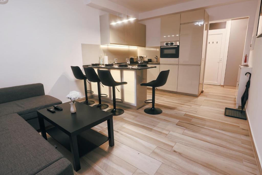 a living room with a couch and a kitchen at Casa Calma in Esztergom