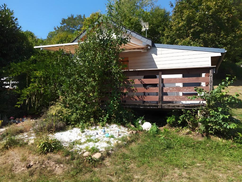 a small house in the middle of a field at Le Chalet De Pierre Sèche in Chaumard