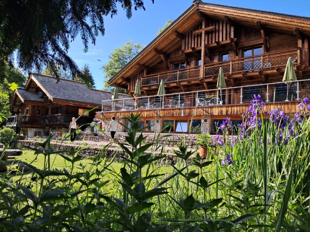 a log house with people walking in front of it at Le Marie Lydie - Chambre d'hôte in La Chapelle-dʼAbondance