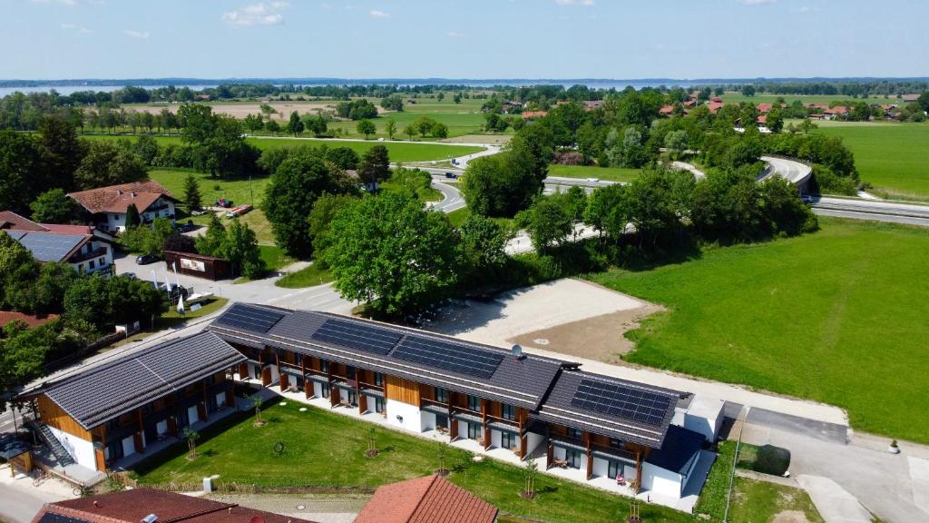 eine Draufsicht auf ein Gebäude mit Solarpaneelen in der Unterkunft Das Exter - modernes Self Check-in Hotel am Chiemsee in Übersee