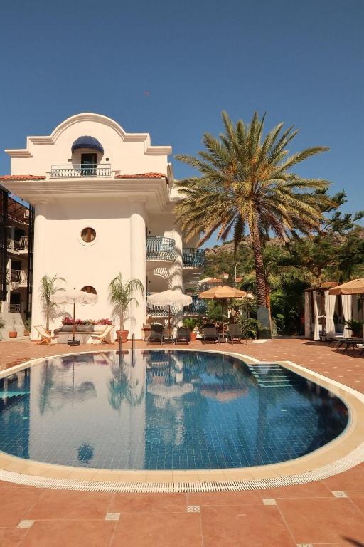 a large swimming pool in front of a building at del Mare Hotel Ölüdeniz in Oludeniz