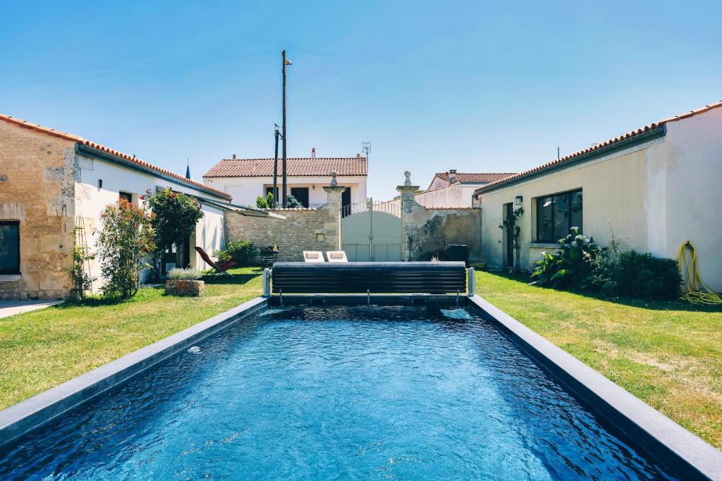 a swimming pool in the yard of a house at Petit Albert, confortable, proche de La Rochelle in Aytré