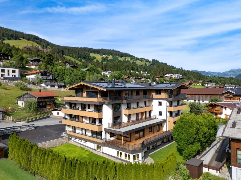una vista aerea di un edificio in un villaggio di by franz - Alpine Apartments in Kirchberg a Kirchberg in Tirol