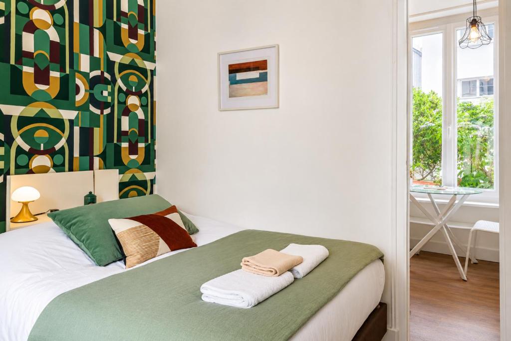 a bedroom with a bed with towels on it at Charmant Studio au cœur de Dinard in Dinard