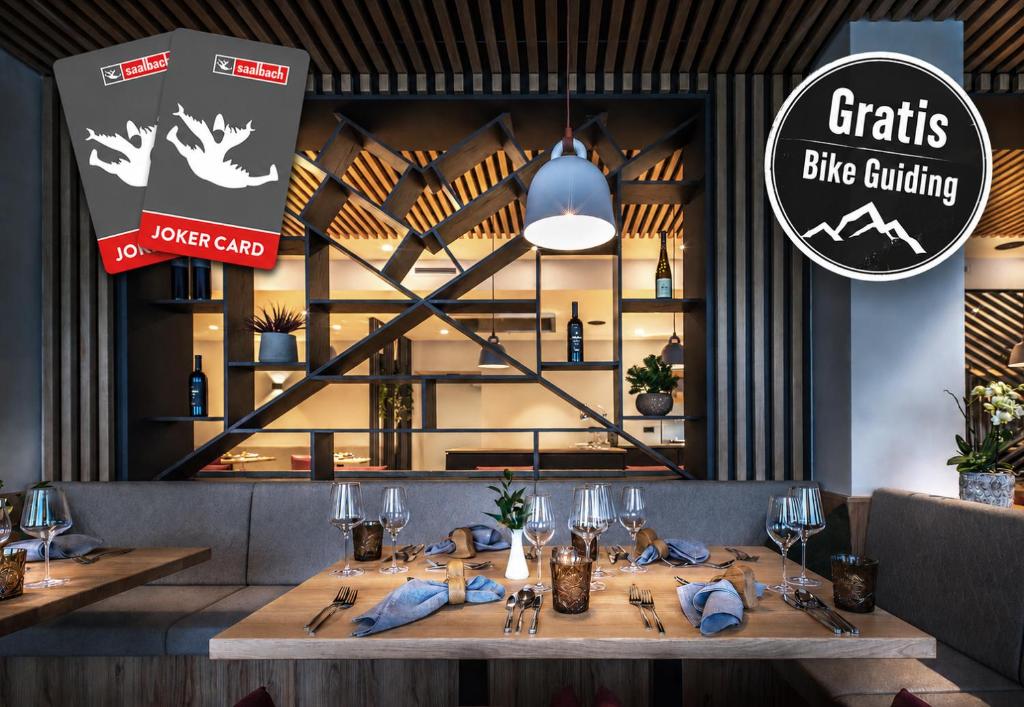 ein Esszimmer mit einem Tisch, auf dem blaue Servietten lagen in der Unterkunft Hotel Tannenberg in Saalbach-Hinterglemm