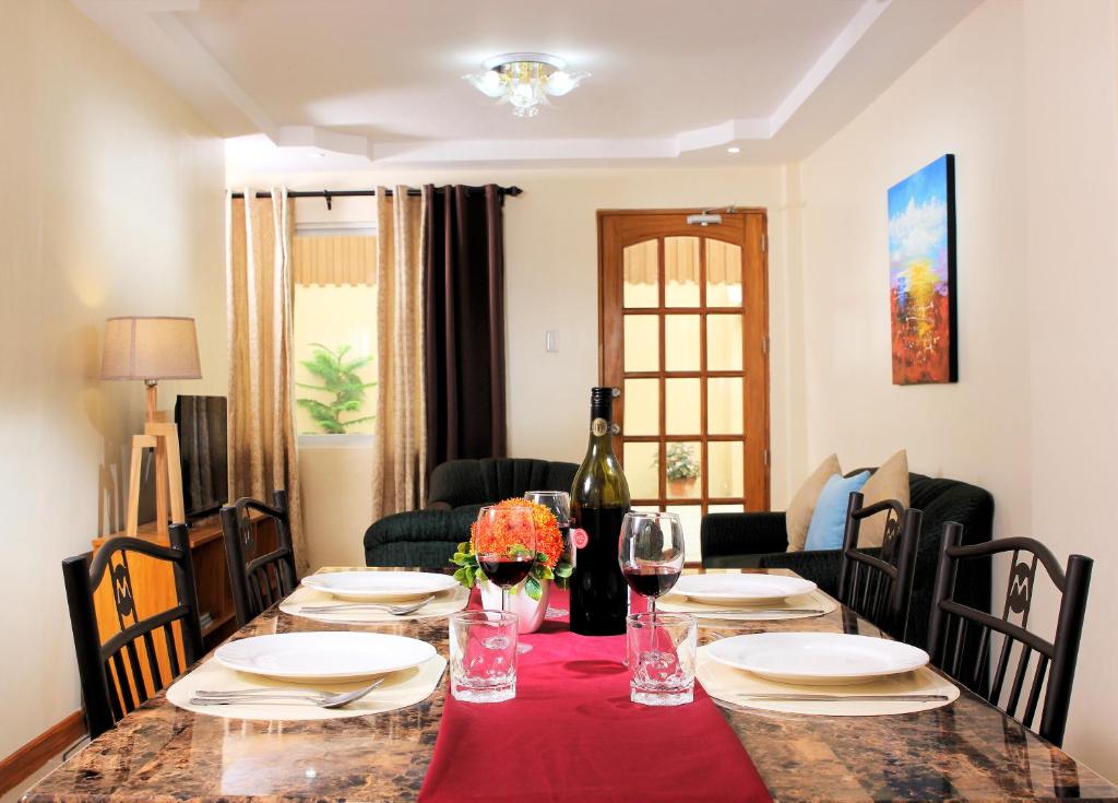 una mesa de comedor con un mantel rojo. en Laciaville Resort and Hotel en Isla de Mactán