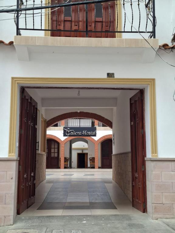 an entrance to a building with an open door at Hostal CADENA casa de huéspedes in Sucre