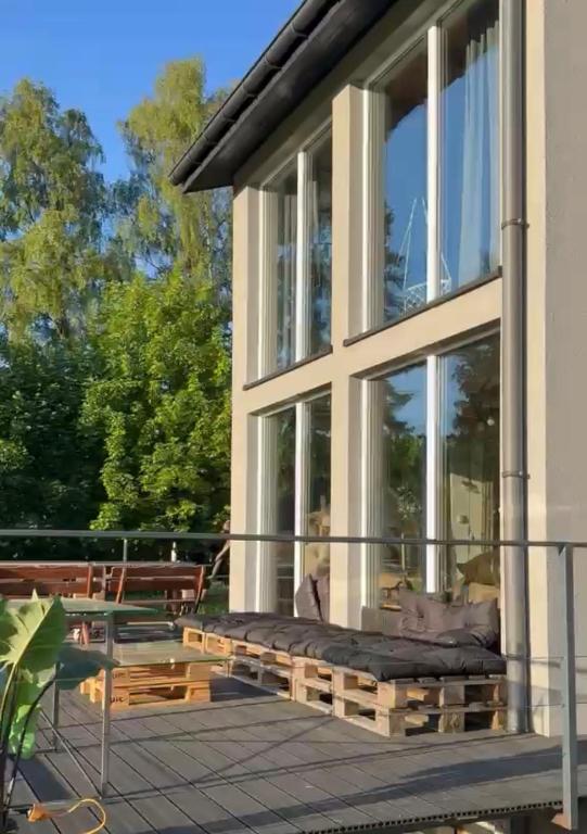 ein Haus mit großen Fenstern und einer Terrasse in der Unterkunft LUCE Chata in Nieledwia