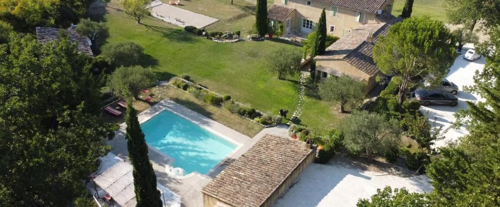 an aerial view of a house with a swimming pool at Au Clair Ventoux in Saint-Didier