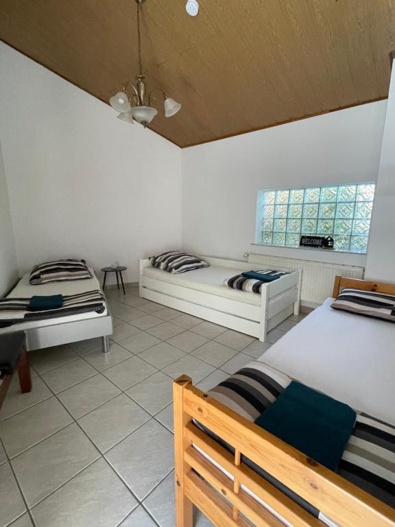 a room with three beds and a window at Gemütliche Wohnung mit WLAN, TV und Parkplatz in Groß-Umstadt