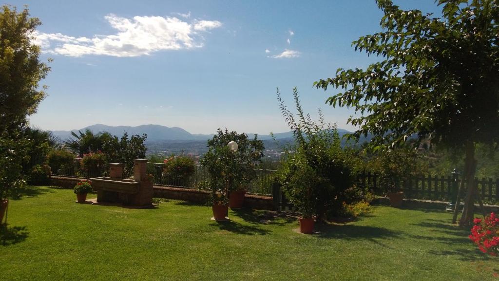 un jardin avec une clôture et quelques buissons et arbres dans l'établissement La Casa dei Limoni, à Matraia