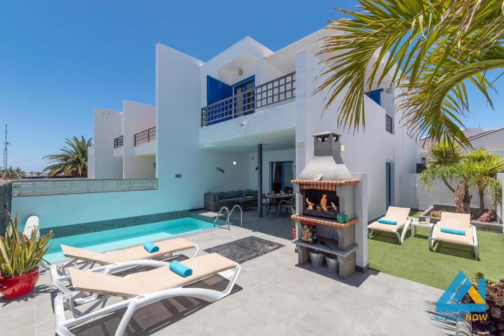Villa Bella - Sea Views Near Marina Rubicon by Villas Now Ltd