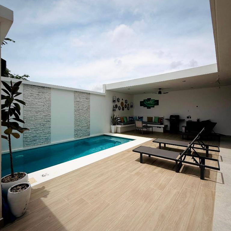 a swimming pool in the middle of a house at Bello apartamento con piscina cerca del mar in San Juan del Sur