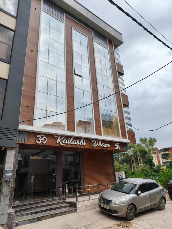 a car parked in front of a building at Kailashi Hotel Har ki pauri in Haridwār