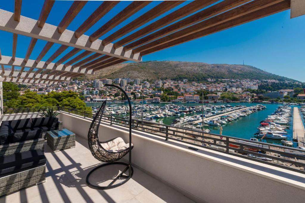 DLC Deluxe Penthouse with Terrace & Sea View