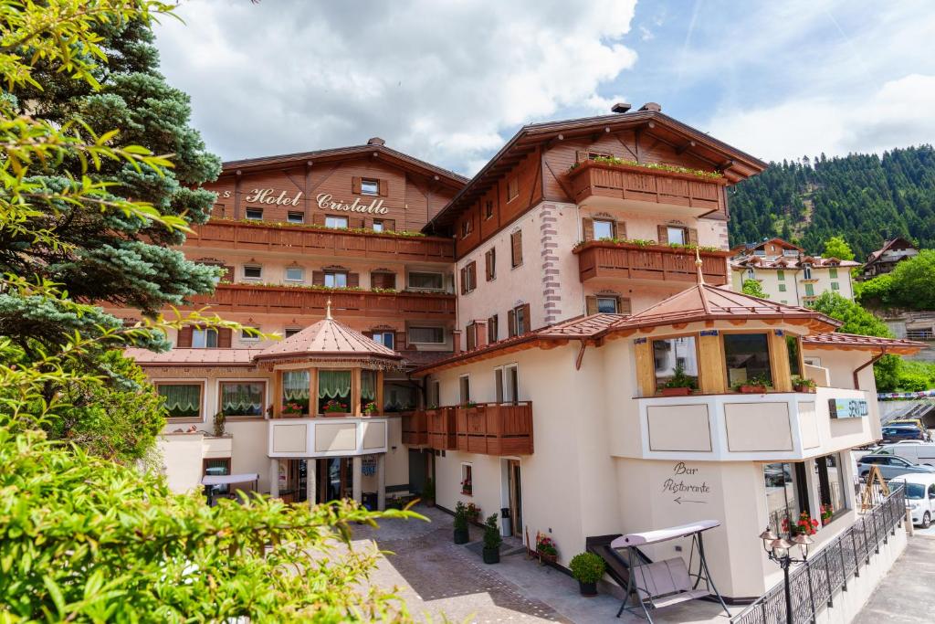 a hotel in the middle of a town at Hotel Cristallo in Andalo