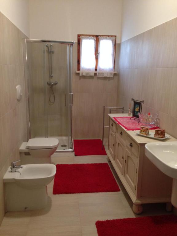 uma casa de banho com um chuveiro, um WC e um lavatório. em Villa New Zealand em Marina di Mancaversa