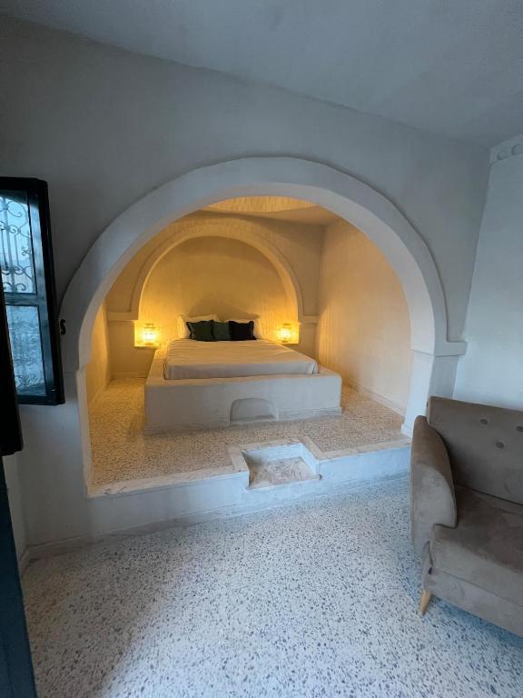 a bedroom with a bed in an arch shaped room at Villa Zina s3 in El Mây