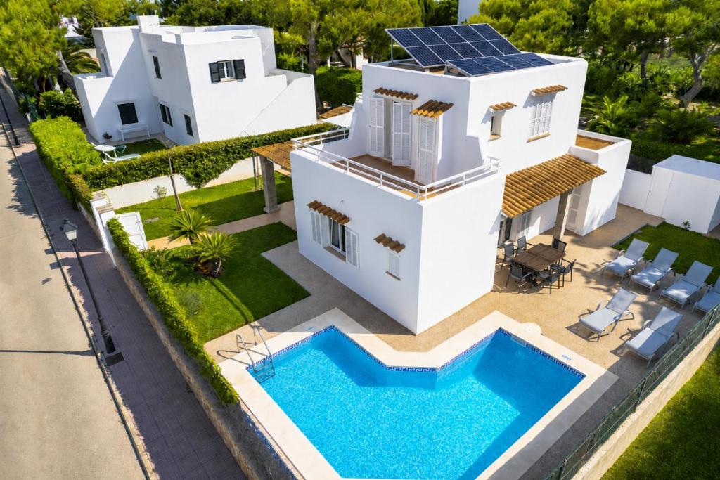an aerial view of a white house with a swimming pool at Villa Roca Nova in Cacla D'or