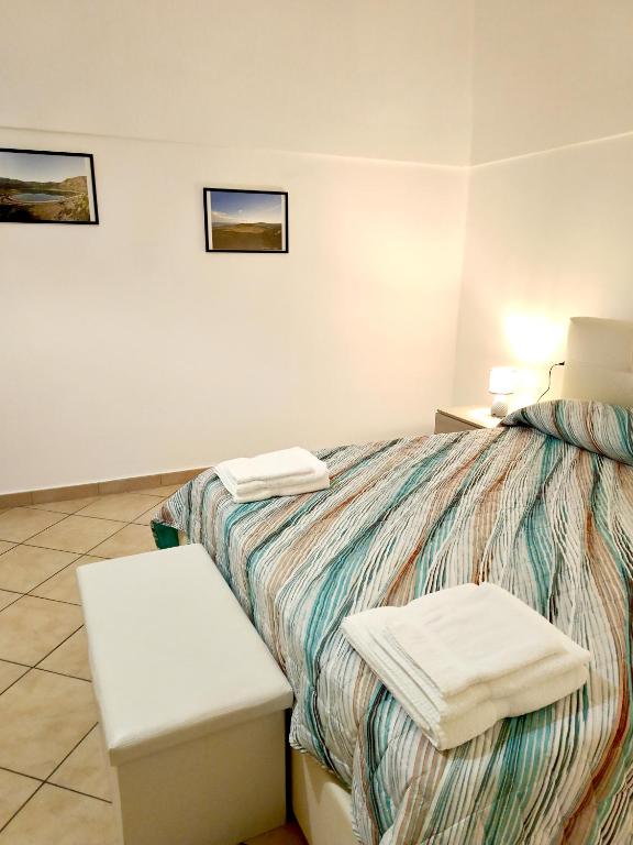 a hotel room with a bed with two towels on it at Il Posto Giusto tra cielo e mare in Pantelleria