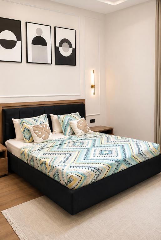 a bedroom with a large bed with pillows on it at Appartement LA SCENE DU CENTRE ANNABA in Annaba