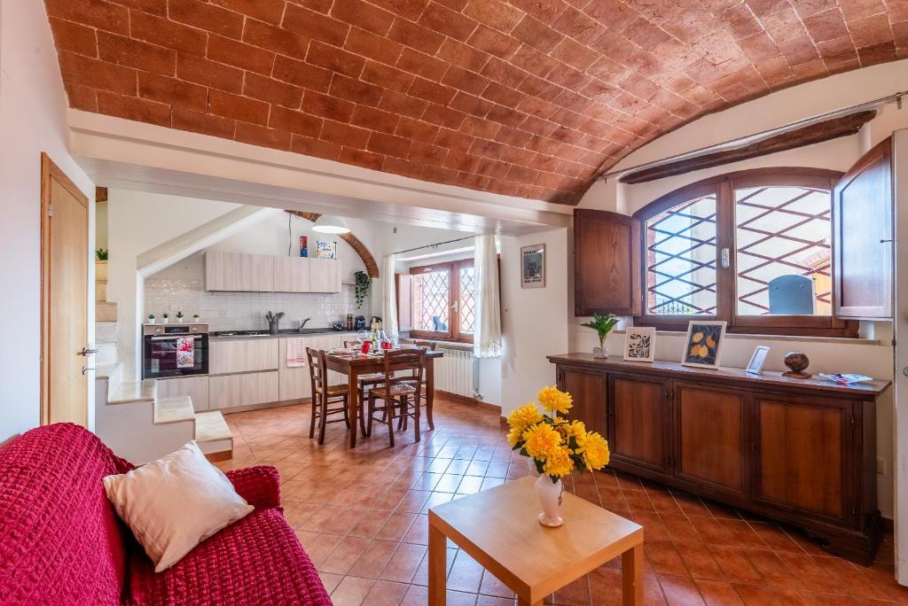 a living room with a couch and a table at Appartamento BePlace - Subborgo in Rapolano Terme