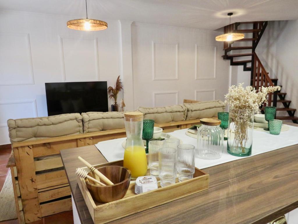 a living room with a table with a tray of orange juice at Maurícius Village in Santa Cruz