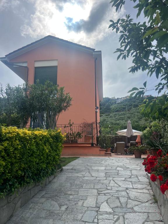 a house with a stone walkway in front of it at Casa Alma in Sestri Levante
