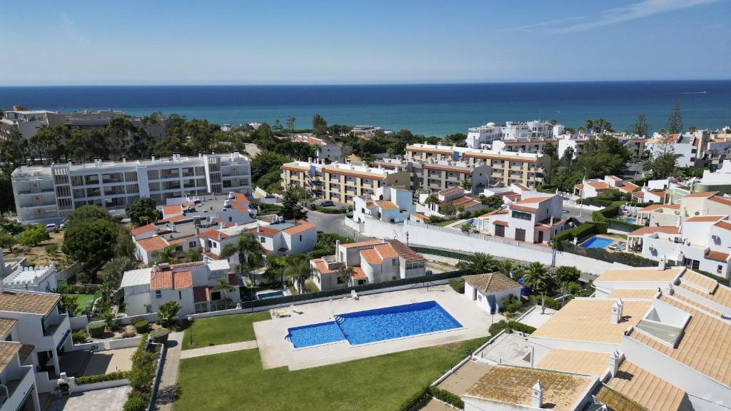 #375 Spacious Townhouse with Pool, BBQ & Parking
