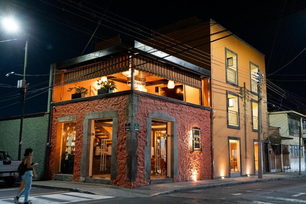 a building on the corner of a street at night at Hotel Posada de Piedra in Orizaba