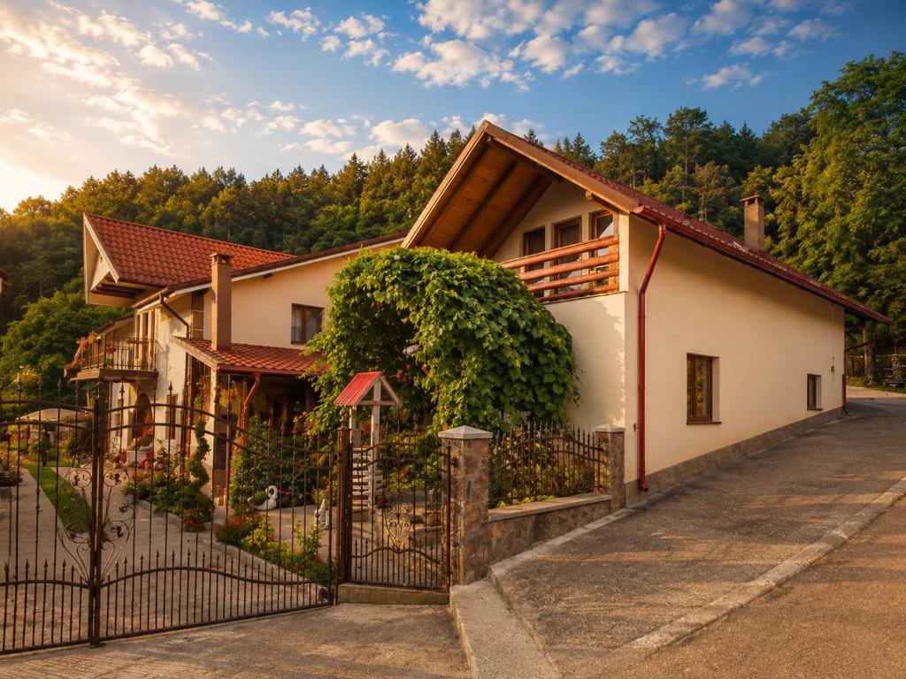 ein Haus mit einem Zaun davor in der Unterkunft Casa TOP in Galu