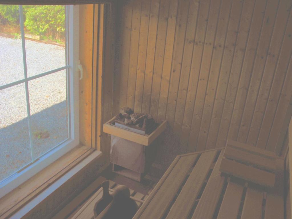 HeythuysenにあるDe Hoge Peelの窓とベンチ付きの部屋のコーナー