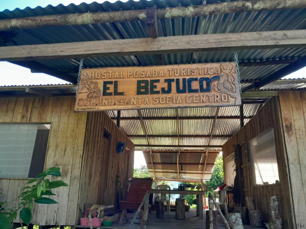 a sign hanging from the side of a building at Hostal Posada Turística El Bejuco in Leticia