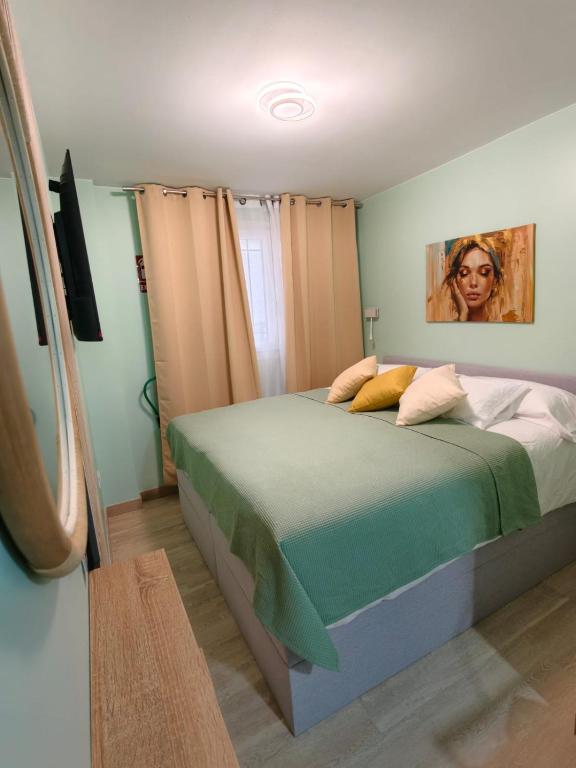 a bedroom with a bed and a picture of a woman at Al Mar pensión in Alicante