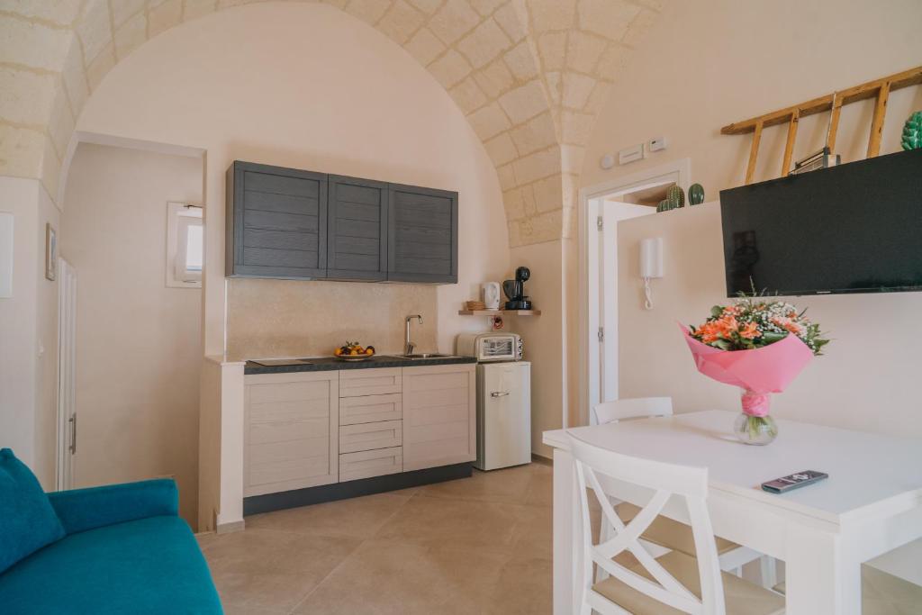 a kitchen and dining room with a table and a counter at La Dimora del Vicolo - Apartment in Francavilla Fontana