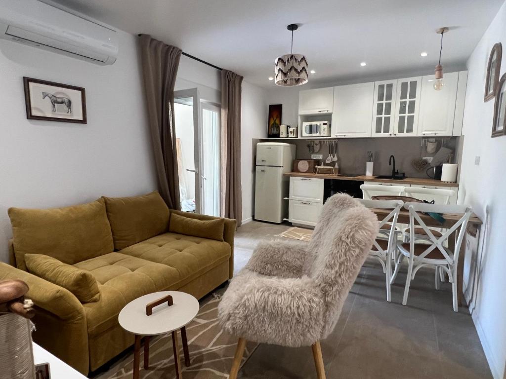 a living room with a couch and a kitchen at Tembo Apartment in Sinj