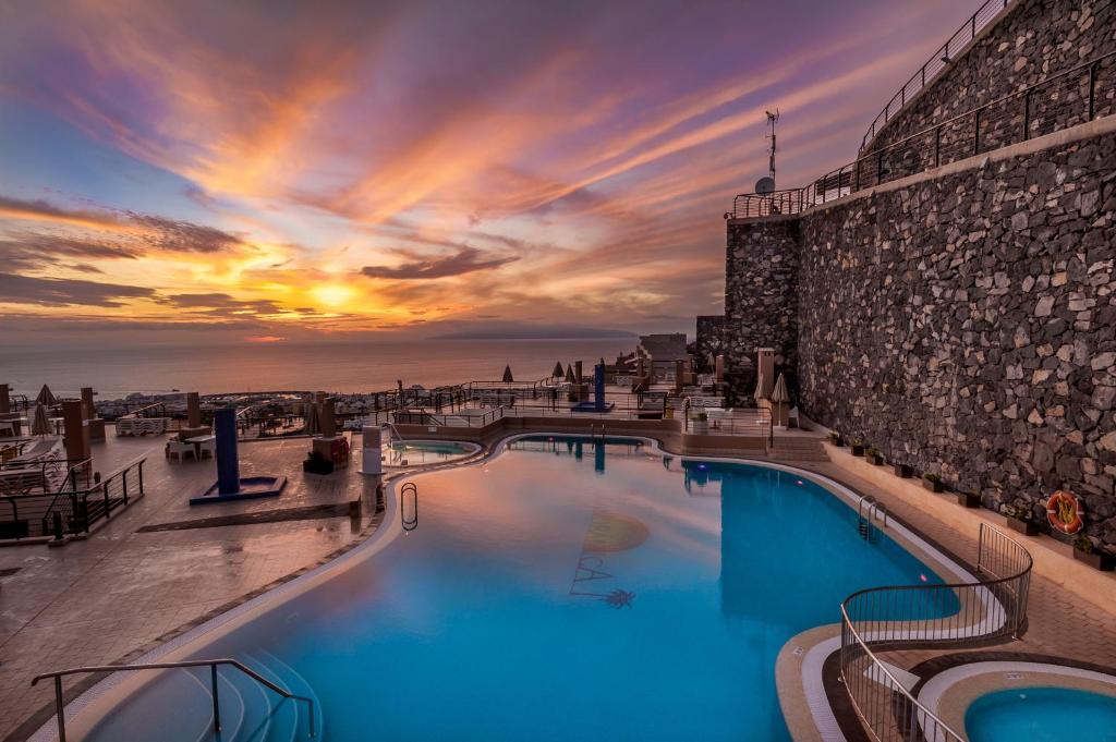 Piscina de la sau aproape de Kn Aparthotel Panorámica