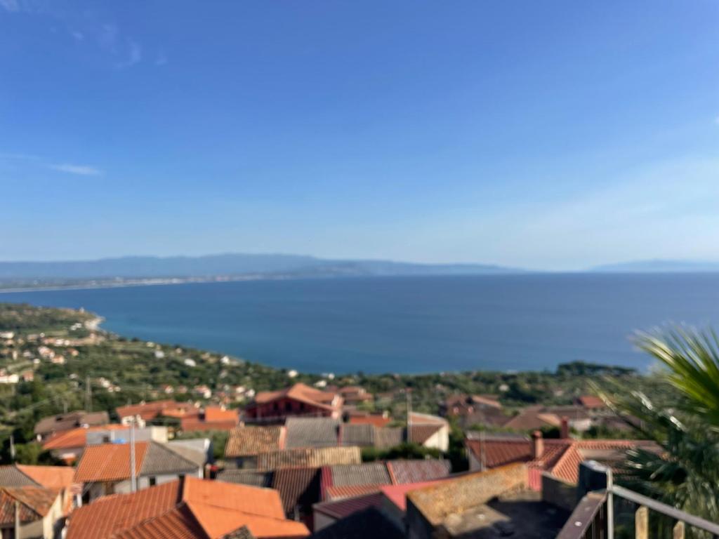 a view of a town with the ocean in the background at Casa vacanze joppolo in Ioppolo