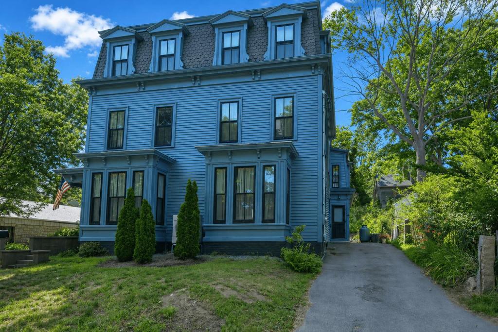 a blue house with a driveway in front of it at Pigeon Hill in Rockport