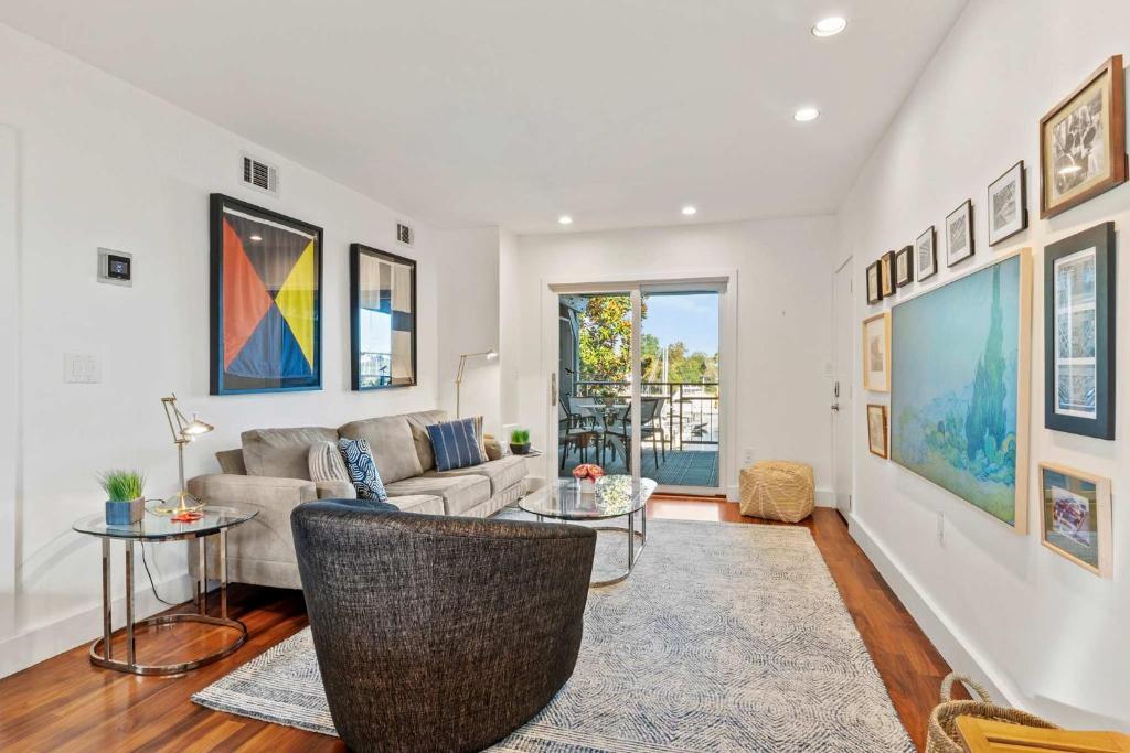 a living room with a couch and a table at Spa Creek Waterfront Pool & Parking in Annapolis