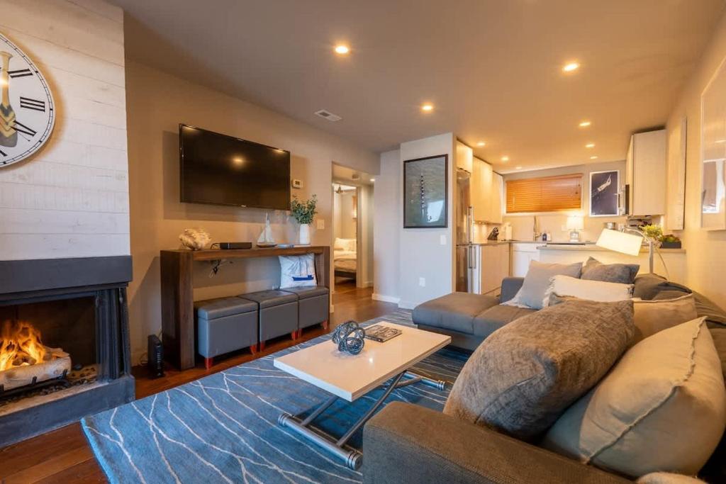 a living room with a couch and a fireplace at Captains Quarters Waterfront & Pool in Annapolis