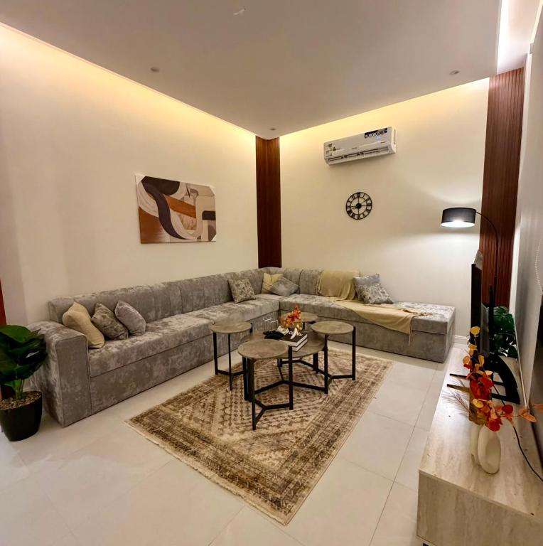 a living room with a couch and a table at أورا ل التأجير اليومي للعائلات فقط in Jeddah