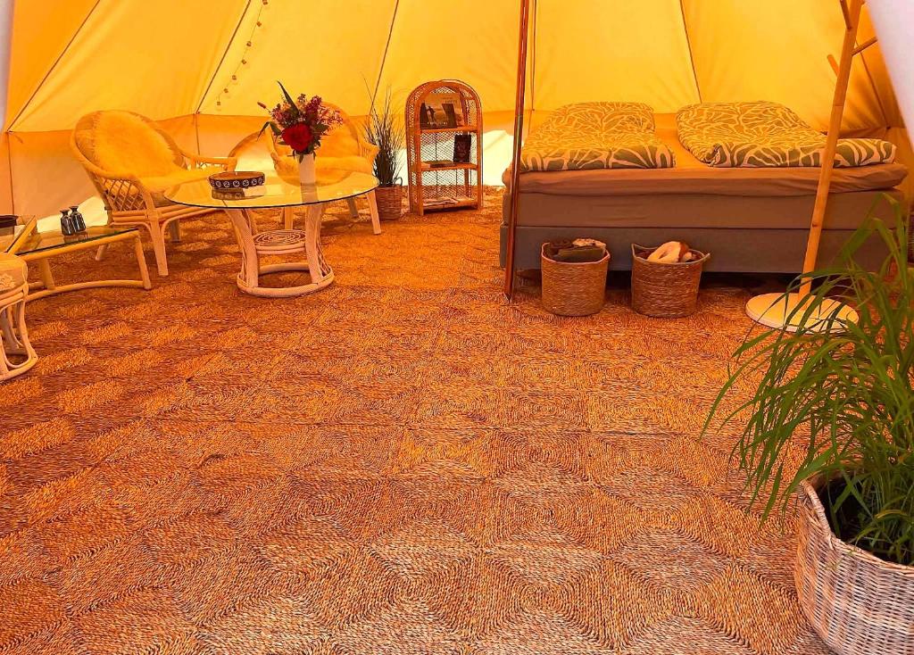 a room with a tent with a bed and a table at Thy Glamping in Hurup
