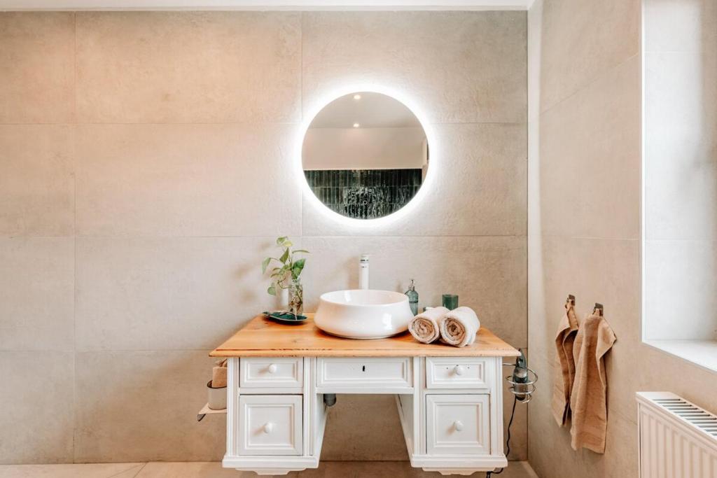 a bathroom with a sink and a mirror at Komfortable Familienwohnung in Moosham